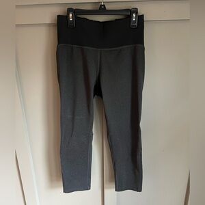 REI women’s black/dark gray mid calf leggings size M